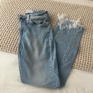 Light wash frayed hem skinny jean